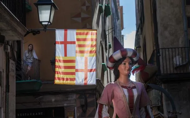 A giant heads to the Mercè basilica as part of the main festival events