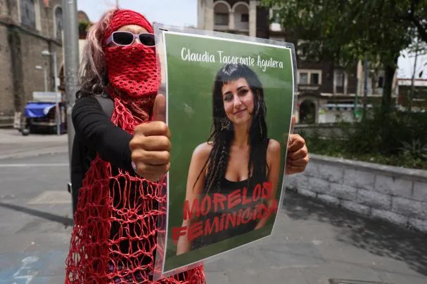 A person holds a sign during a demonstration demanding justice for the murder of Spanish student Claudia Tacoronte Aguilera, on Tuesday in Cuernavaca, Morelos (Mexico)