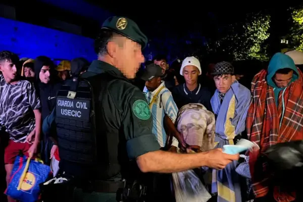 The Police take control of the transfer of migrants to the camp at the port of Ceuta after scenes of tension