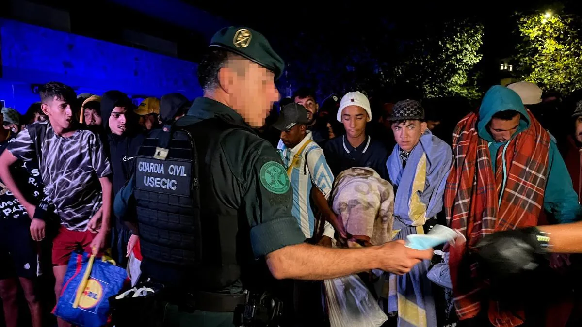 The Police take control of the transfer of migrants to the camp at the port of Ceuta after scenes of tension