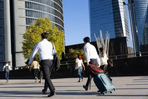 Consultants in the Cuatro Torres area