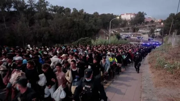 The Government yesterday moved migrants who were still sleeping on the street in Ceuta to 864 new reception places