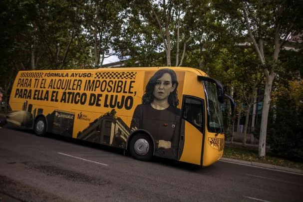 Más Madrid has put into circulation a bus on the streets of Madrid criticizing the purchase of the penthouse.