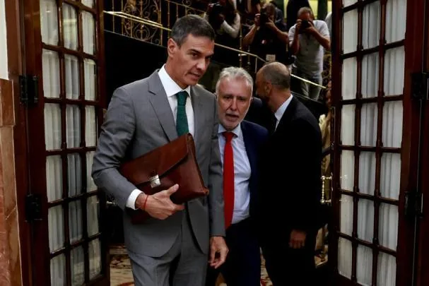 Sánchez y el ministro Torres, mando único en Ceuta para la crisis