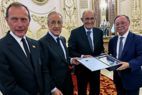 Dozens of Ceutíes welcome Florentino Pérez with Madrid shirts: “Thank you for supporting us”