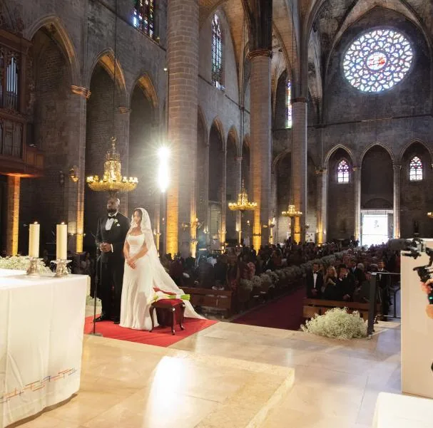 The bride and groom, in the Basilica of Santa Maria del Mar
