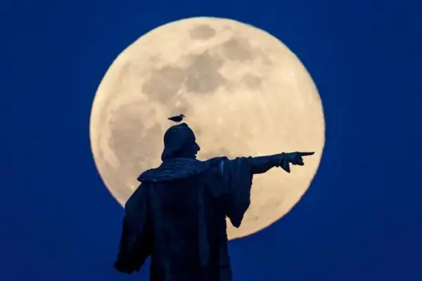 The Columbus monument is pending a renovation that exceeds six million euros