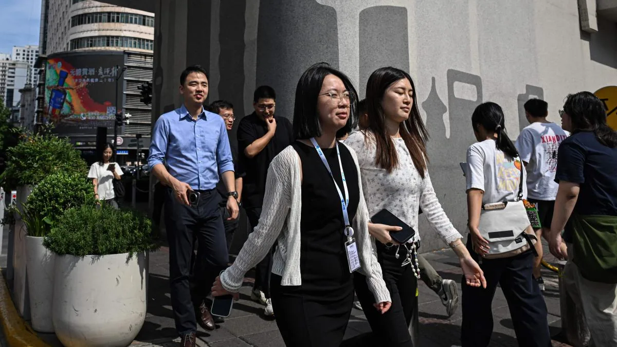 China imposes new restrictions on traveling abroad for "at-risk" groups