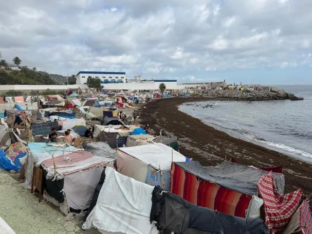 Playa de Benítez con decenas de chabolas de inmigrantes