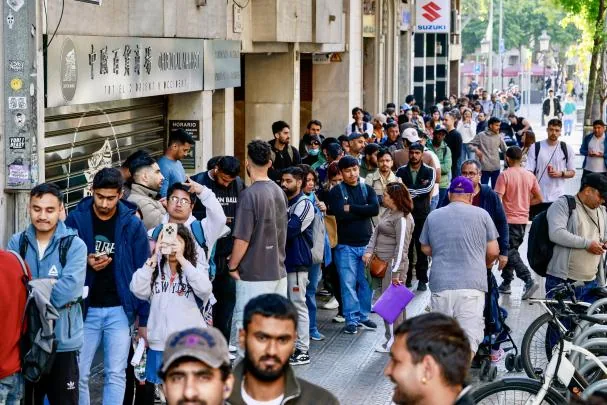 Line for immigrant regularization procedures