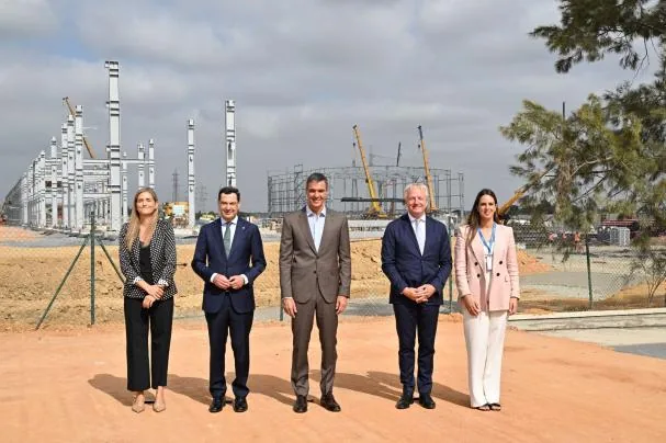 Pedro Sánchez, presidente del Gobierno, junto al consejero delegado de Moeve, Maarten Wetselaar, el presidente de Andalucia, Juanma Moreno, la vicepresidenta Sara Aagesen, y la alcaldesa de Palos de la Frontera, Milagros del Rocio Romero