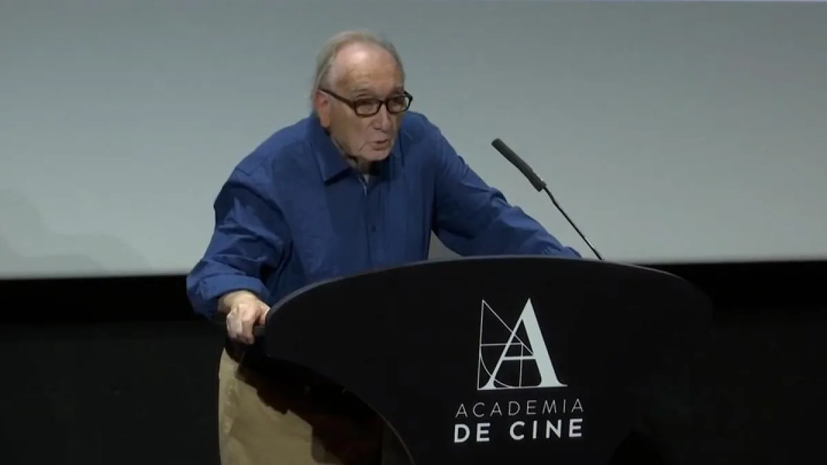'The Black Ball', by the Javis, rolls towards the Oscar