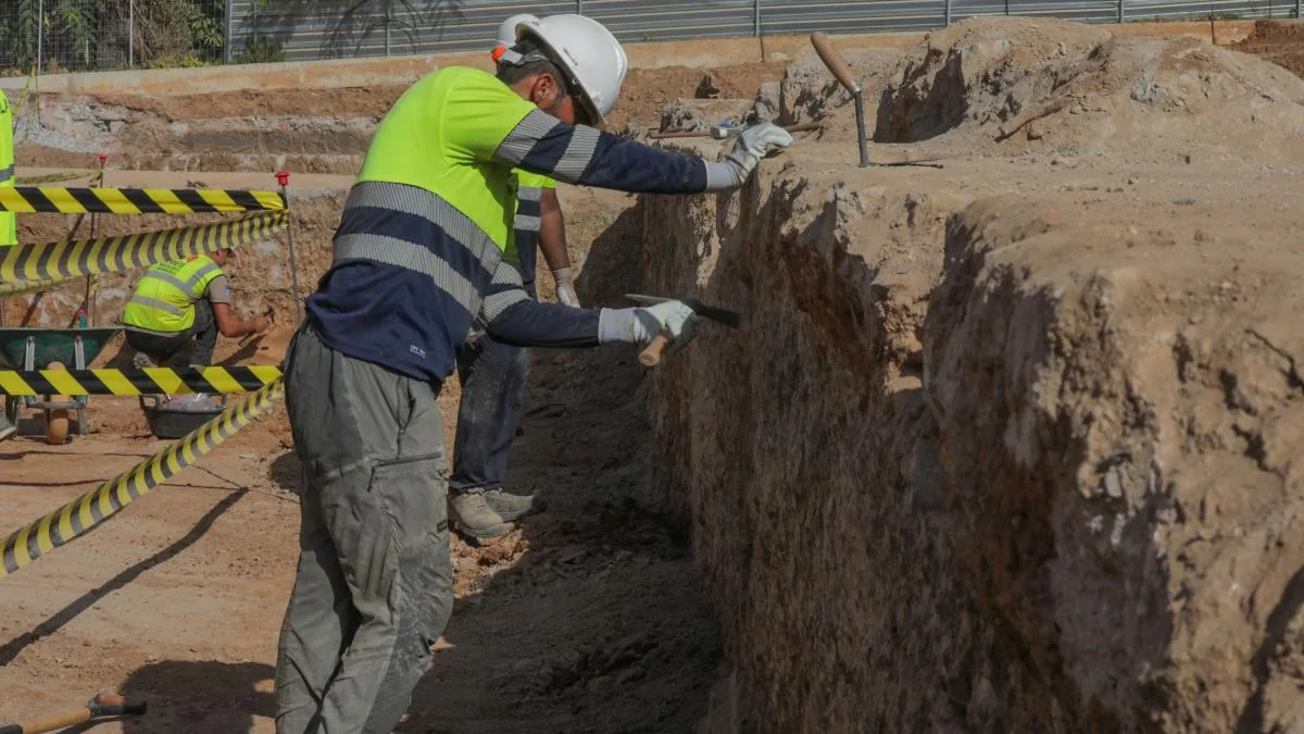 Works uncover a section of the Canal de la Infanta in Barcelona